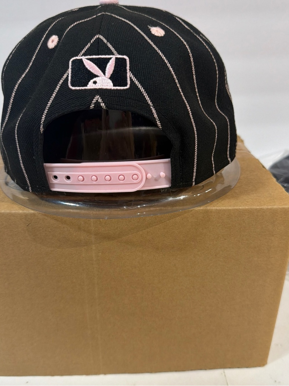 Hat on display - Picture 3 of 6